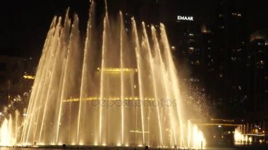 Dubai, Birleşik Arap Emirlikleri, 17 Ağustos 2017. Ağır çekim: Dubai müzik Çeşmesi. Dubai Alışveriş Merkezi ve Uluslararası Dubai Kongre ve Sergi Sarayı yanında göster.