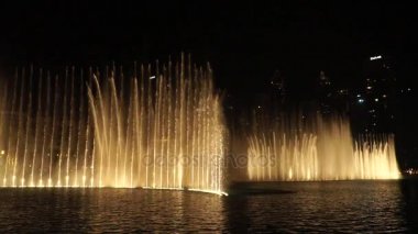 Dubai, Birleşik Arap Emirlikleri, 17 Ağustos 2017. Ağır çekim: Dubai müzik Çeşmesi. Dubai Alışveriş Merkezi ve Uluslararası Dubai Kongre ve Sergi Sarayı yanında göster.