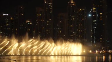 DUBAI, Birleşik Arap Emirlikleri, 17 Ağustos 2017 Dubai müzikali Fountain. Dubai Alışveriş Merkezi ve Burj Halife 'nin yanında. 4K.