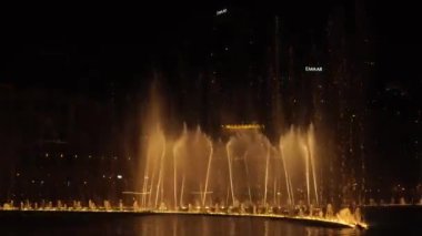DUBAI, Birleşik Arap Emirlikleri, 17 Ağustos 2017 Dubai müzikali Fountain. Dubai Alışveriş Merkezi ve Burj Halife 'nin yanında. 4K.