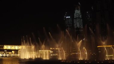 DUBAI, Birleşik Arap Emirlikleri, 17 Ağustos 2017 Dubai müzikali Fountain. Dubai Alışveriş Merkezi ve Burj Halife 'nin yanında. 4K.