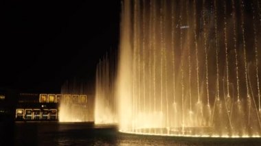 DUBAI, Birleşik Arap Emirlikleri, 17 Ağustos 2017 Dubai müzikali Fountain. Dubai Alışveriş Merkezi ve Burj Halife 'nin yanında. 4K.