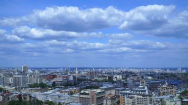 Ukrayna. Kiev. Zaman atlamalı şehir merkezi üzerinden yağmurlu bulutlar bir kadeh. 4k