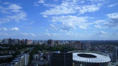 Zaman atlamalı bulutlar Olimpiyat Stadı üzerinde bir kadeh. Kyiv, Ukrayna