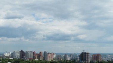 Zaman atlamalı Kiev şehri yağmurlu bulutlar bir kadeh. Panorama. 4k