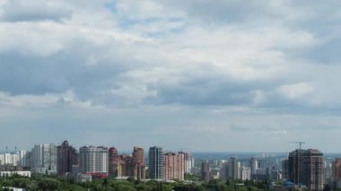 Zaman atlamalı Kiev şehri yağmurlu bulutlar bir kadeh. Panorama. 4k