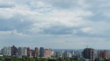 Zaman atlamalı Kiev şehri yağmurlu bulutlar bir kadeh. Panorama. 4k