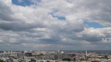 Zaman atlamalı Kiev şehri yağmurlu bulutlar bir kadeh. Panorama. 4k