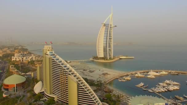 Dubaj, Spojené arabské emiráty, 17 srpna 2017. Antény. Hotely v Burj Al Arab a umělý poloostrov. Východ slunce. 4k. — Stock video