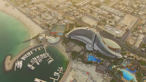 迪拜，阿拉伯联合酋长国，2017 年 8 月 17 日。空中。朱美拉海滩酒店。日出。4 k. — 图库视频影像
