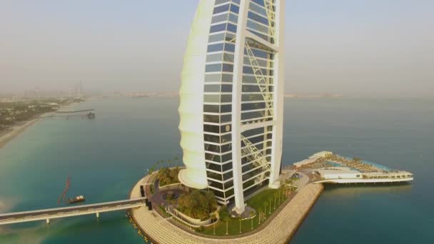 Dubaj, Spojené arabské emiráty, 17 srpna 2017. Antény. Burdž Al-Arab, nejslavnější hotel na světě. Východ slunce. 4k — Stock video