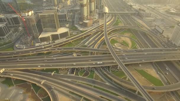 Antenn. Sheikh Zayed Road vägkorsning och Dubai Metro-tåget. 4k. — Stockvideo