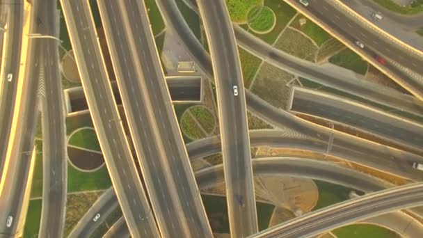 Aéreo. Sheikh Zayed Road Intersection e trem do metrô de Dubai. 4K . — Vídeo de Stock