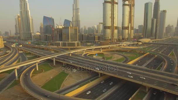 DUBAI, Emirados Árabes Unidos, 18 de agosto de 2017. Aéreo. Sheikh Zayed Road Intersection e trem do metrô de Dubai. 4K . — Vídeo de Stock