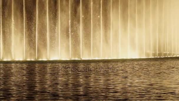 Slow motion. Dubai musical Fountain. Show next to the Dubai Mall. — Stock Video