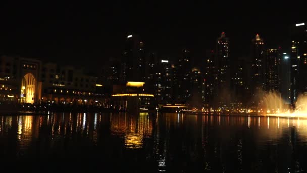 Dubai, vereinigte arabische emirate, 17. august 2017. zeitlupe: dubai musical fountain. Show neben dem Dubai-Einkaufszentrum und dem Burj Khalifa. — Stockvideo