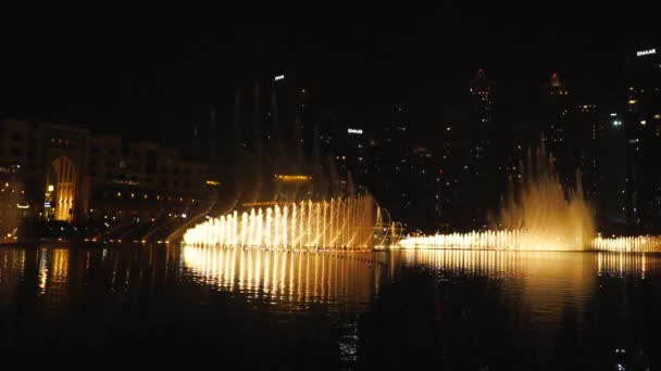 Dubai, Об'єднані Арабські Емірати, 17 серпня 2017 року. Повільний рух: Музичний фонтан Дубай. Показати поруч з торгового центру Дубай і хмарочосу Бурдж Дубай. — стокове відео