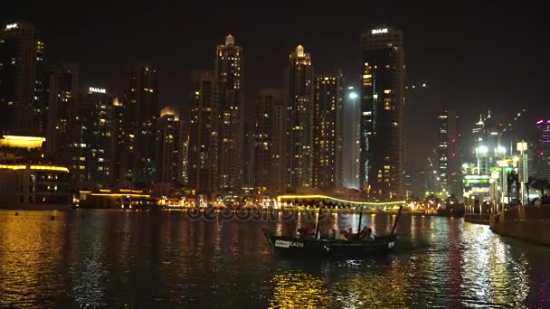 Dubaj, Spojené arabské emiráty, 17 srpna 2017. Hudební fontány Dubai. Tradiční dřevěná loď na umělé jezero. 4k — Stock video