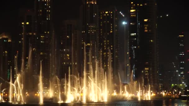 DUBAI, Spojené arabské emiráty, 17. srpna 2017: Dubajská hudební fontána. Show next to the Dubai Mall and Burj Khalifa. 4K. — Stock video