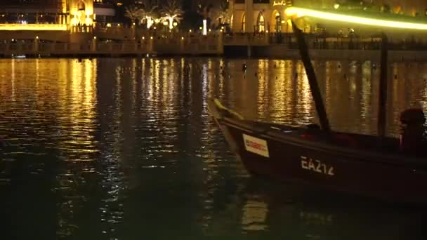 Dubai, Förenade Arabemiraten, 17 augusti 2017. Dubai musical Fountain. Traditionella träbåt på den konstgjorda laken. 4k — Stockvideo