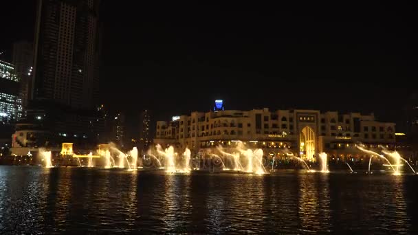 DUBAI, Spojené arabské emiráty, 17. srpna 2017: Dubajská hudební fontána. Show next to the Dubai Mall and Burj Khalifa. 4K. — Stock video