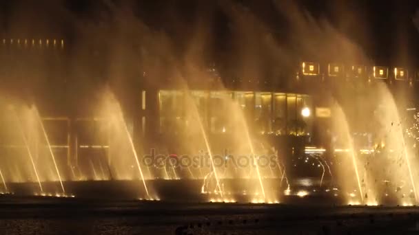 DUBAI, Emiratos Árabes Unidos, 17 de agosto de 2017: Dubai musical Fountain. Espectáculo junto al Dubai Mall y Burj Khalifa. 4K. — Vídeos de Stock