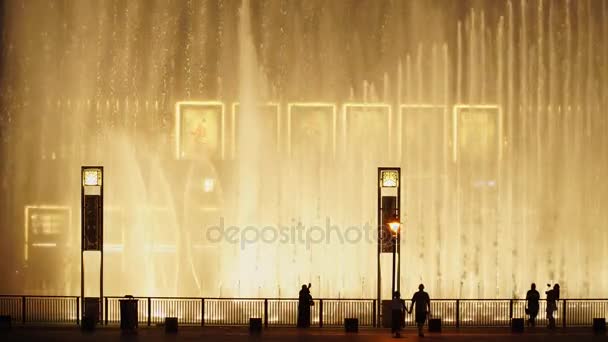 DUBAI, Birleşik Arap Emirlikleri, 17 Ağustos 2017 Dubai müzikali Fountain. Dubai Alışveriş Merkezi ve Burj Halife 'nin yanında. 4K. — Stok video