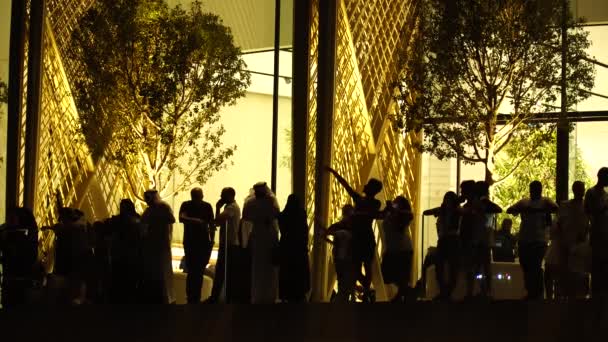 ドバイ、アラブ首長国連邦、2017 年 8 月 17 日。ドバイ ・ モールのテラス ブルジュ ・ ハリファ、ドバイ ・ ファウンテンを見て人々。4 k — ストック動画
