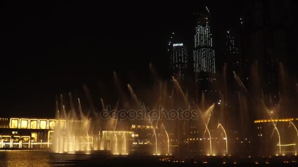 DUBAI, Spojené arabské emiráty, 17. srpna 2017: Dubajská hudební fontána. Show next to the Dubai Mall and Burj Khalifa. 4K. — Stock video