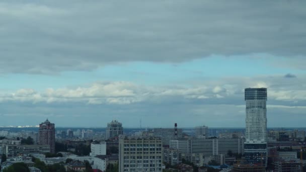 Um lapso de tempo de nuvens chuvosas sobre a cidade de Kiev. Panorama. 4K — Vídeo de Stock