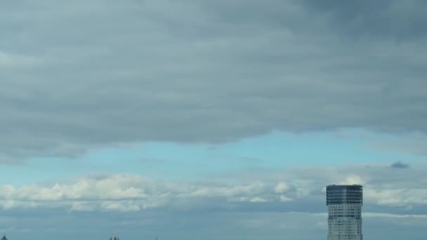 Временной снимок дождливых облаков над городом Киевом. Панорама. 4K — стоковое видео