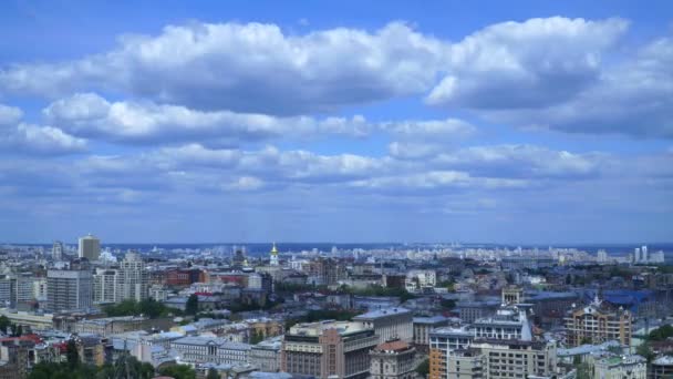 Ukrayna. Kiev. Zaman atlamalı şehir merkezi üzerinden yağmurlu bulutlar bir kadeh. 4k — Stok video