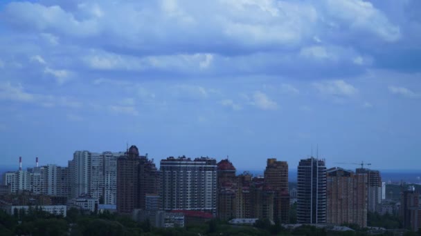 Um lapso de tempo de nuvens chuvosas sobre a cidade de Kiev. Panorama. 4K — Vídeo de Stock