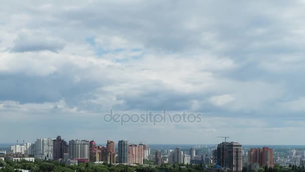 Upływ czasu strzał deszczowe chmury nad miasto Kijów. Panorama. 4k — Wideo stockowe