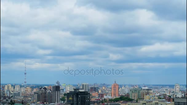 Et tidsforskyvning av regnskyer over byen Kyiv. Panorama. 4K – stockvideo