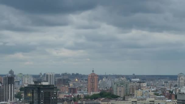 Tempo lapse colpo di nuvole piovose sopra la città di Kiev. Panorama. 4K — Video Stock