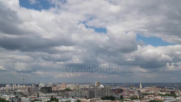 时间流逝的基辅市上空的雨云的镜头。全景图。4 k — 图库视频影像