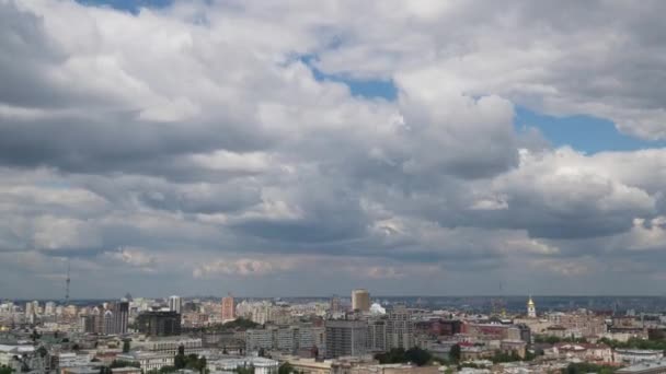 Čas zanikla záběr deštivá mračna nad město Kyjev. Panorama. 4k — Stock video