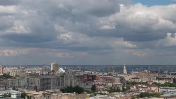 Um lapso de tempo de nuvens chuvosas sobre a cidade de Kiev. Panorama. 4K — Vídeo de Stock