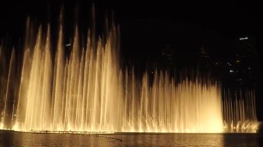 DUBAI, Birleşik Arap Emirlikleri, 17 Ağustos 2017 Dubai müzikali Fountain. Dubai Alışveriş Merkezi ve Burj Halife 'nin yanında. 4K.