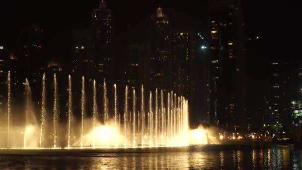 DUBAI, Spojené arabské emiráty, 17. srpna 2017: Dubajská hudební fontána. Show next to the Dubai Mall and Burj Khalifa. 4K. — Stock video