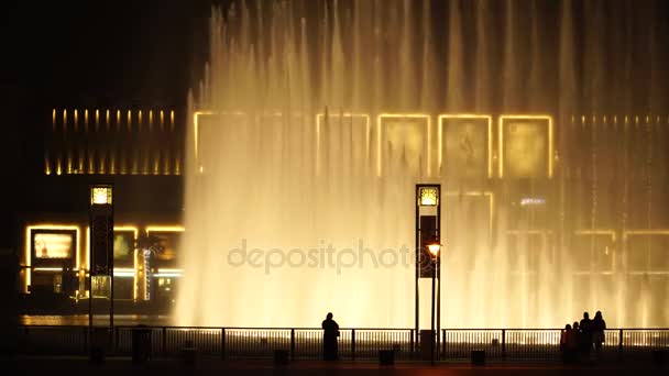 DUBAI, Birleşik Arap Emirlikleri, 17 Ağustos 2017 Dubai müzikali Fountain. Dubai Alışveriş Merkezi ve Burj Halife 'nin yanında. 4K. — Stok video