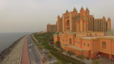 Dubai, Birleşik Arap Emirlikleri, 20 Ağustos 2017. Lüks hotel Atlantis the Palm hava görünümünü. Gün batımı. 4k