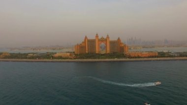 Dubai, Birleşik Arap Emirlikleri, 20 Ağustos 2017. Lüks hotel Atlantis the Palm hava görünümünü. Gün batımı. 4k
