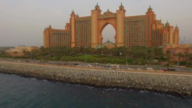 Dubai, Birleşik Arap Emirlikleri, 20 Ağustos 2017. Lüks hotel Atlantis the Palm hava görünümünü. Gün batımı. 4k