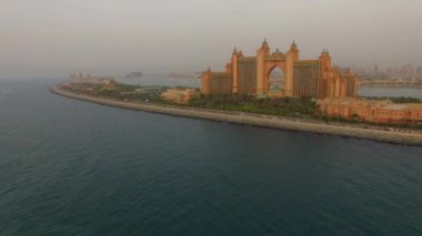 Dubai, Birleşik Arap Emirlikleri, 20 Ağustos 2017. Lüks hotel Atlantis the Palm hava görünümünü. Gün batımı. 4k