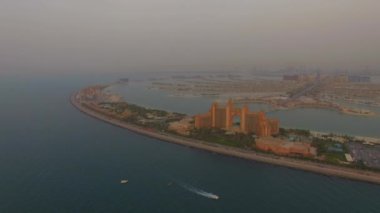 Dubai, Birleşik Arap Emirlikleri, 20 Ağustos 2017. Lüks hotel Atlantis the Palm hava görünümünü. Gün batımı. 4k