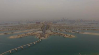 Dubai, Birleşik Arap Emirlikleri, 20 Ağustos 2017. Palm Jumeirah ve lüks hotel Atlantis hava görünümünü. Dubai. Gün batımı. 4k