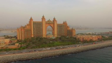 Dubai, Birleşik Arap Emirlikleri, 20 Ağustos 2017. Lüks hotel Atlantis the Palm hava görünümünü. Gün batımı. 4k