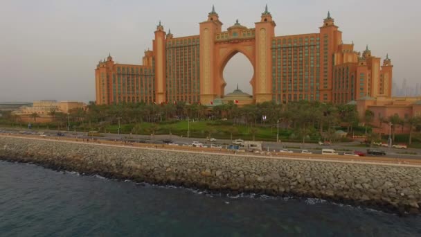 DUBAI, Emirados Árabes Unidos, 20 de agosto de 2017. Vista aérea do luxuoso hotel Atlantis the Palm. Pôr do sol. 4K — Vídeo de Stock